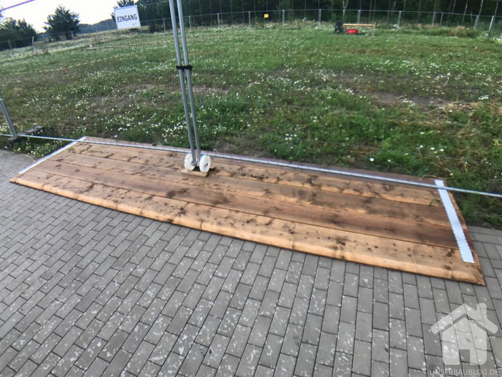 Gehwegüberfahrt aus Holzplanken
