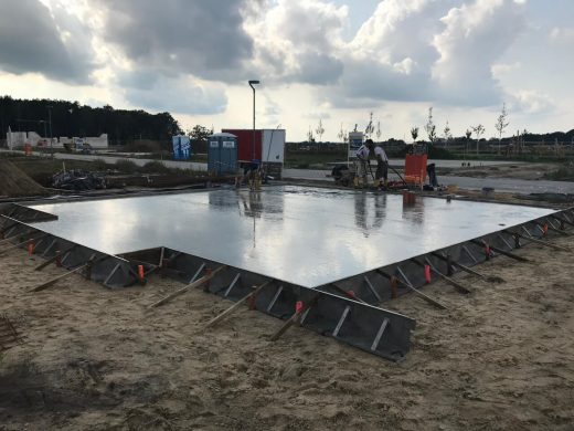 Spiegelnde Bodenplatte