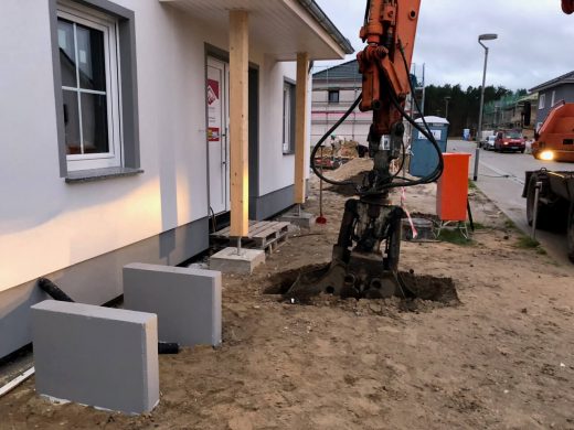 Vorsichtiges Herantasten an das vorgestreckte Leerrohr für den Trinkwasseranschluss.